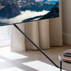 Samsung-QLED TV på stativ
