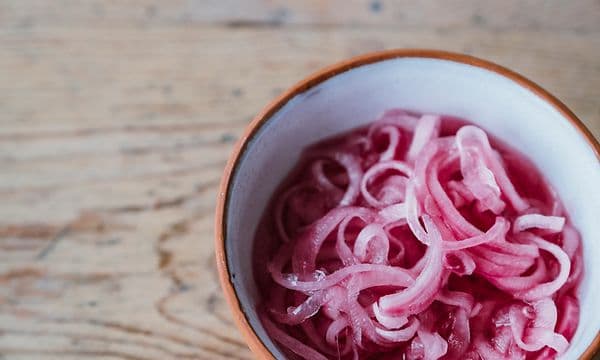 Syltet rødløk på trebord