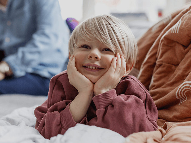 Fem tips til køb af nyt tv: Glad dreng ser TV
