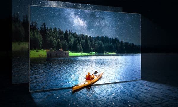 Samsung-Person paddlar kajak in i TV:n