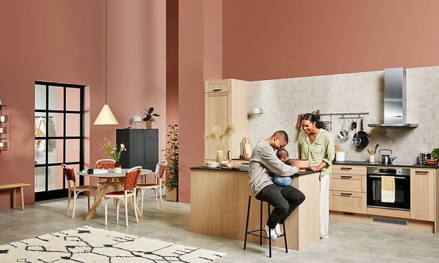  En familie i et Epoq Shaker Natural Oak kjøkken