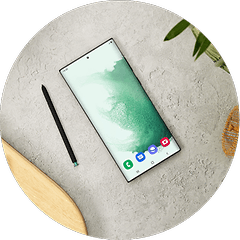 Samsung s22 betonin värisellä pöydällä