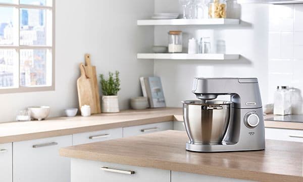 Kenwood Chef XL Elite köksmaskin i ett kök på en köksö