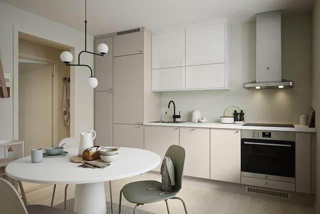 Vitt och beige EPOQ kök i serien Trend Greige, vit bänkskiva, integrerad ugn, svart kran och runt matbord.