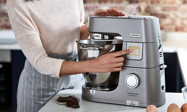 En kvinna trycker på SimpleTouch-skärmen på en Kenwood Chef XL Patissier köksmaskin