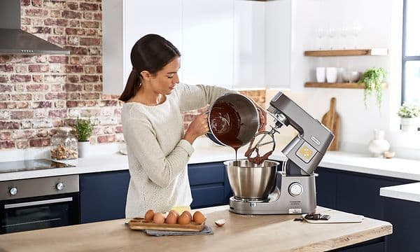 En kvinna häller choklad från en skål till en annan skål som är fäst i en Kenwood Chef XL Patissier köksmaskin