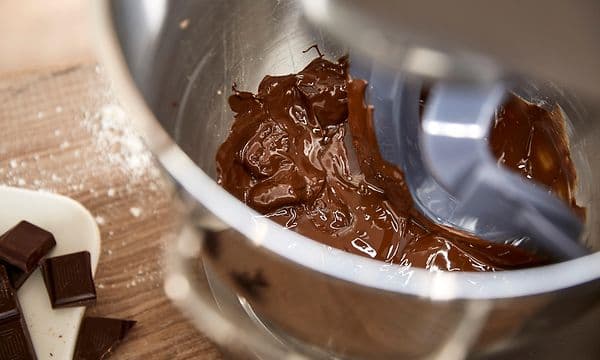 Kenwood Chef XL Patissier-skål sedd uppifrån med smält choklad inuti