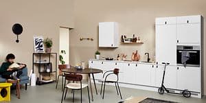 Epoq-køkken og ung mand, der læser i en sofa