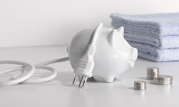 Hvit sparegris med en ledning over