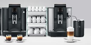 Två Jura Professional kaffemaskiner och koppar för servering