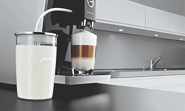Jura melkeskummer og kaffemaskin