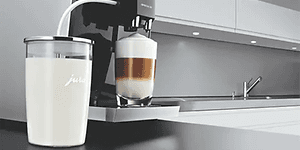 Jura melkeskummer og kaffemaskin