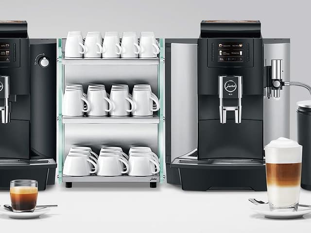 To profesjonelle Jura-kaffemaskiner og kopper til servering