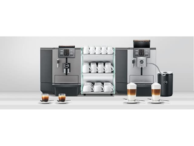 Kaffestasjon med to profesjonelle kaffemaskiner fra Jura