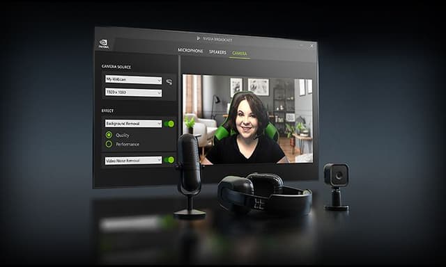 Kvinde foran et webcam med udstyr til hjemmestudio