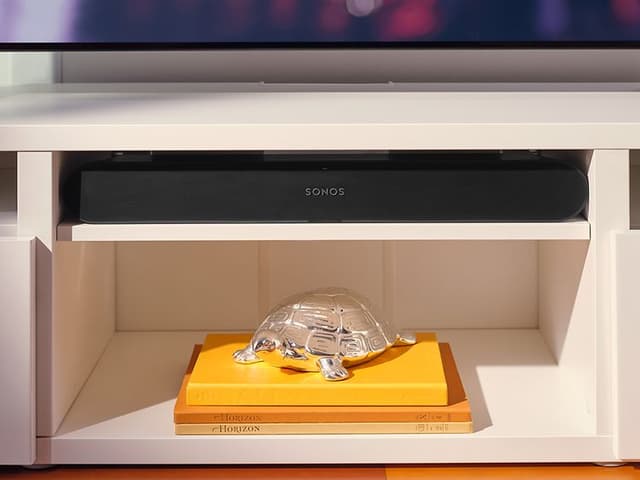 Ray soundbar integrert i TV-benk