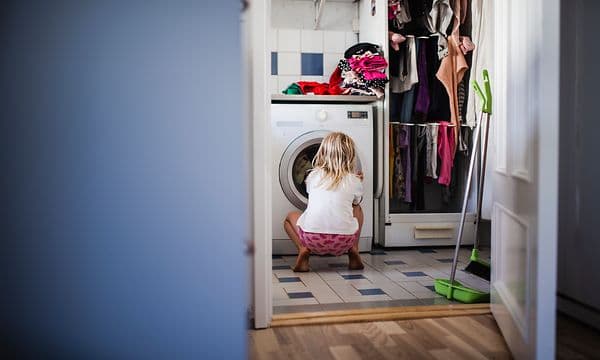 MDA-Vaskemaskin-Jente som ser inn i en vaskemaskin