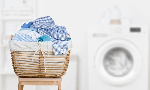 MDA-Vaskemaskin-Kleskurv ved siden av en vaskemaskin
