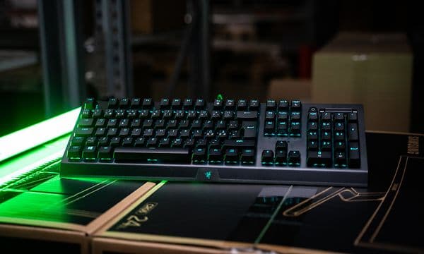 Et gamingtastatur fra Razer og grønt lys på siden