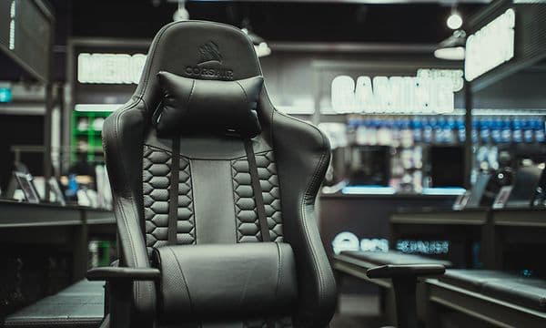 Gamingstol fra Corsair som står i en butikk