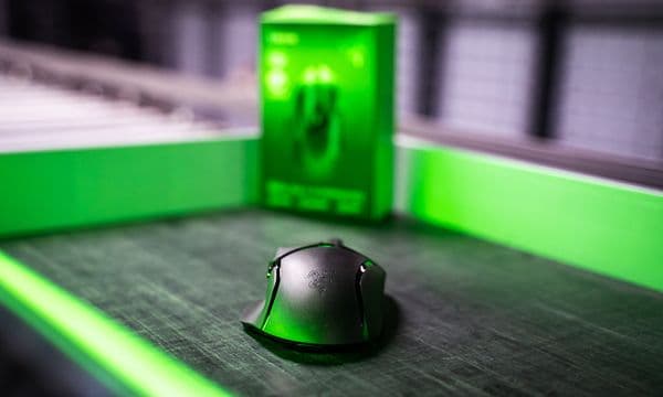 Nærbilde av en gamingmus fra Razer men grønt lys rundt