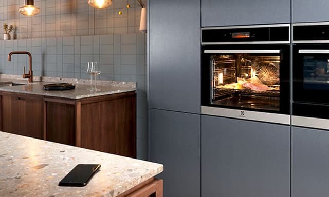 MDA-Stekeovn-Electrolux innebygd stekeovn i et integrert moderne kjøkken