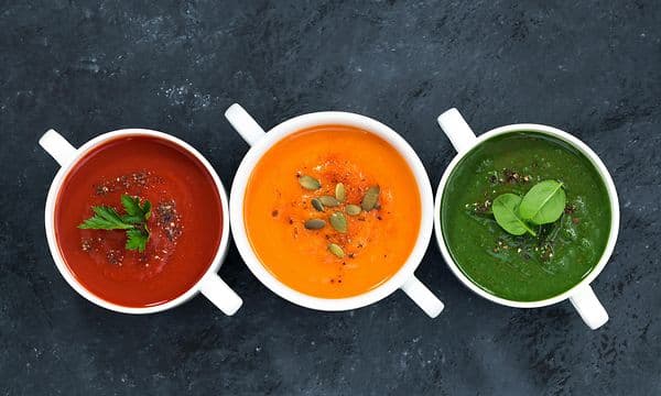 Tre skåler med supper som står ved siden av hverandre