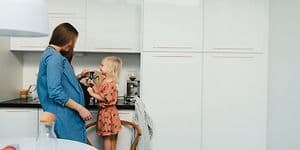 MDA-Fridges-Gravid kvinde og lille pige i et køkken