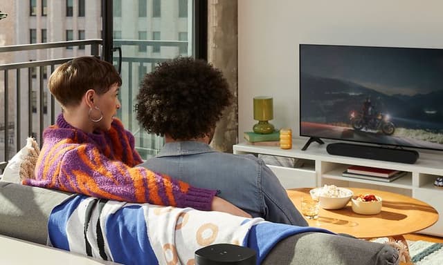 Sonos-Pariskunta katselee televisiota