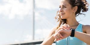 Telecom - Smartwatch - En kvinde iført et smartwatch