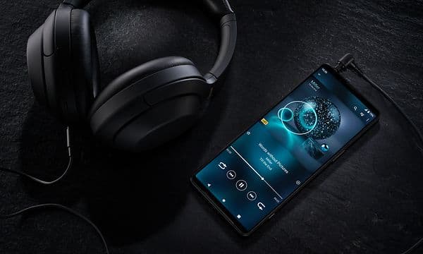 Sony Xperia 1 IV ja kuulokkeet