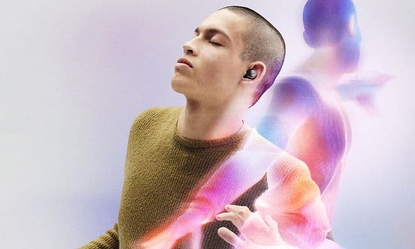Mies tanssii musiikin tahtiin, jota hän kuuntelee Sennheiser Momentum TW3 -kuulokkeilla