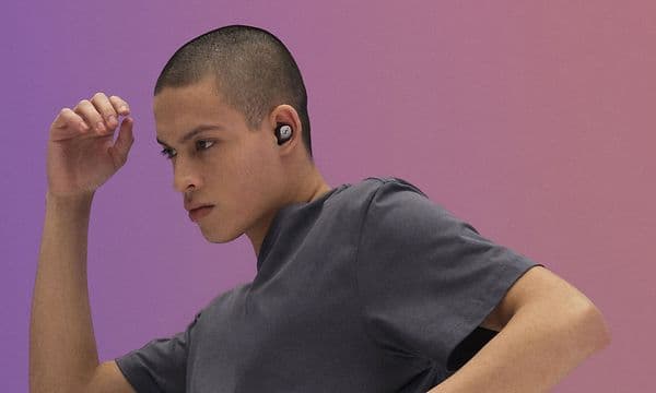Mies liikkuu musiikin tahtiin, jota hän kuuntelee Sennheiser Momentum TW3 -kuulokkeilla