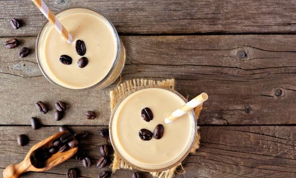 Två glass med iskaffe sedda uppifrån med sugrör i