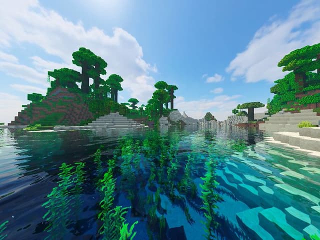Kuvakaappaus Minecraft-pelistä, jossa vesistö ja paljon vehreää kasvistoa