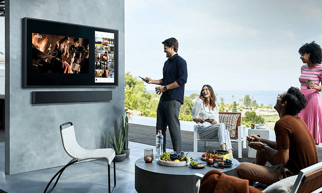 Folk ser på The Terrace TV utendørs