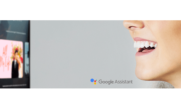 Kvinnas ansikte bredvid en TV och med Google Assistant-text på bilden
