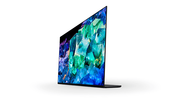 Produktbild av en Sony-A95K-skärm med många färger på skärmen sett från sidan så man kan se hur stativet göms bakom TV:n