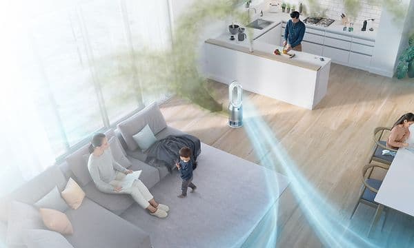 Dyson luftrenser, der suger bakteriel luft ind og omdanner den til ren luft i en stue med en familie