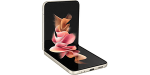 En vikbar mobiltelefon med rosa, blomaktigt mönster mot svart bakgrund