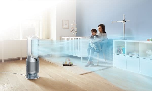 En Dyson Air Purifier i ett barnrum och en mamma med ett barn i knät