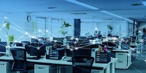 Et kontor i blått lys og flere lyse streker som møter hverandre for å illustrere wifi-tilkomblingen