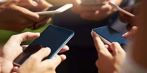 Telecom - Smartphone - Billede af en gruppe mennesker, der bruger deres mobiltelefoner synkront udendørs