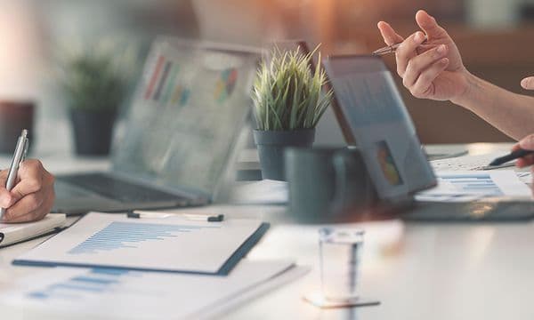 En gruppe forretningsfolk, der arbejder ved skrivebordet