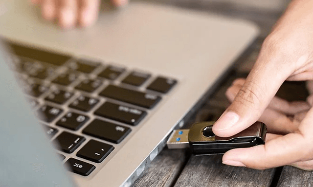 Person, der tilslutter en USB til en macbook