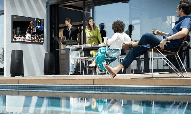 Samsung - Uima-altaan äärellä istuvat ihmiset katsovat The Terrace -televisiota