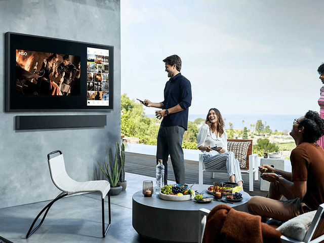 Samsung - Ulkona aikaansa viettävät ihmiset katsovat The Terrace -televisiota