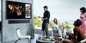 Samsung - Ulkona aikaansa viettävät ihmiset katsovat The Terrace -televisiota