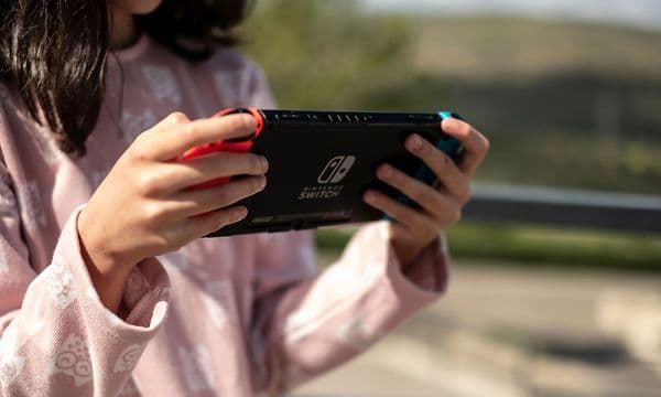 En liten jente holder en Nintendo Switch