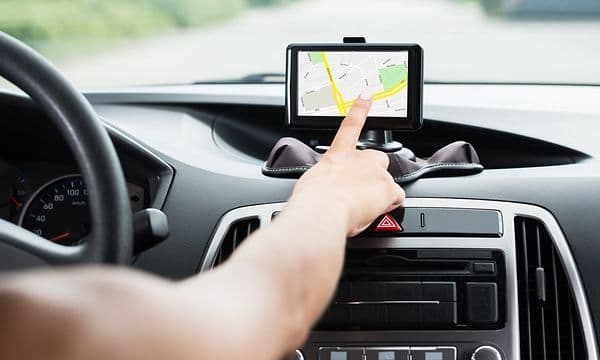 en person kjører bil og bruker gps